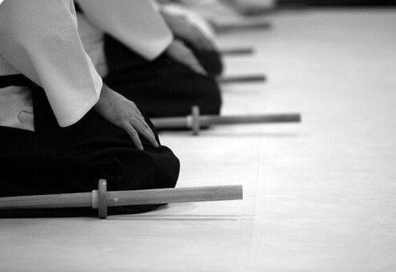 Bokken (ou sabre de bois) posé à droite du pratiquant Aïkidoka (photo aïkido club Parthenay 79)